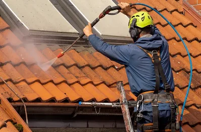 Démoussage et hydrofuge de toiture à Uzelle